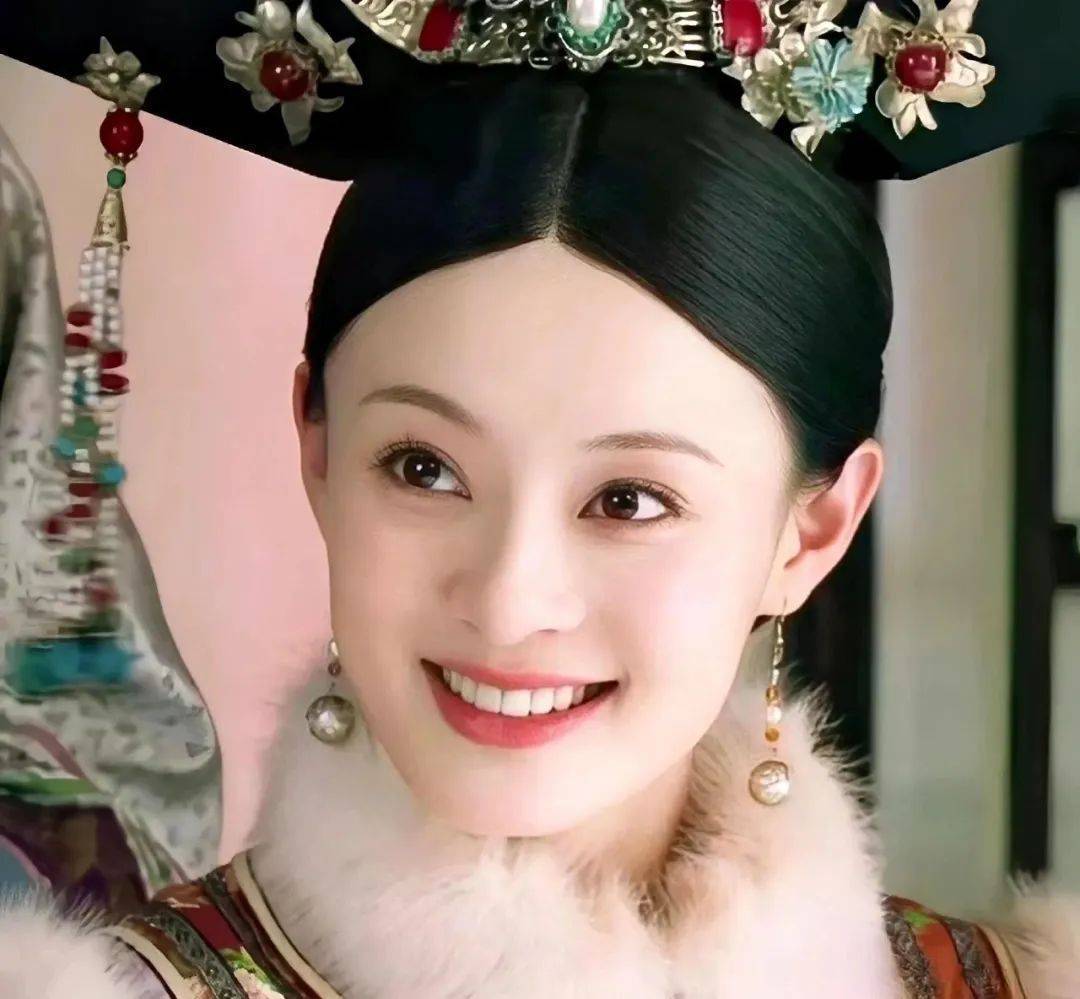 孙俪和妈妈聚会，孙妈换了新发型超显年轻，还有孙俪家小宝宝的照片被曝光了