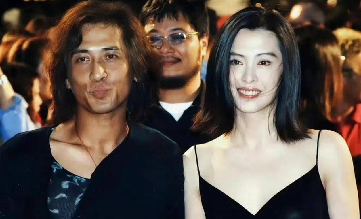 还记得当年爆红的王祖贤吗？现在在加拿大开艾灸馆，58岁变得圆润多了