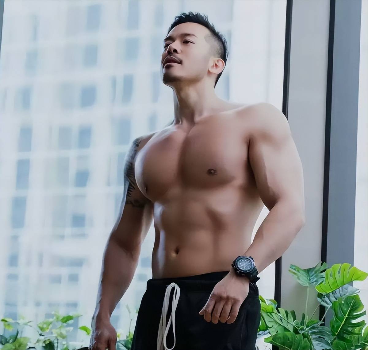 TVB男星打车赚外快，生活压力大，经济状况有点悬？