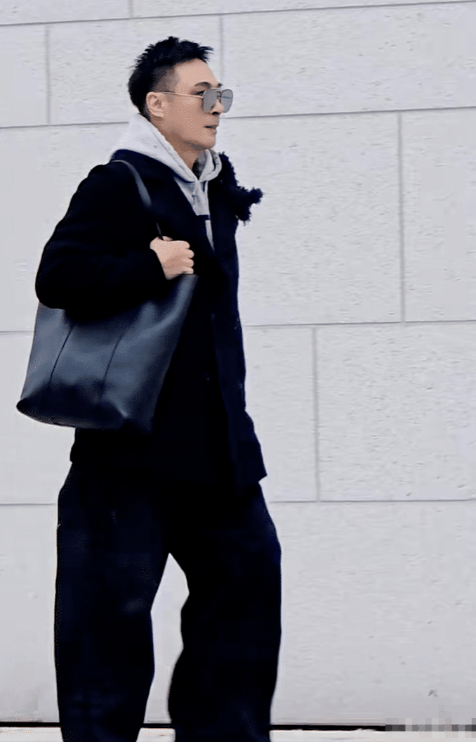 吴镇宇街头帅到掉渣，63岁还这么年轻，网友狂呼猜不出年龄！