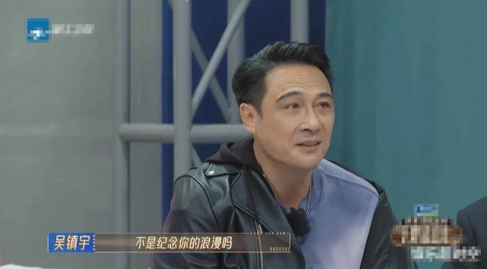 吴镇宇街头帅到掉渣，63岁还这么年轻，网友狂呼猜不出年龄！