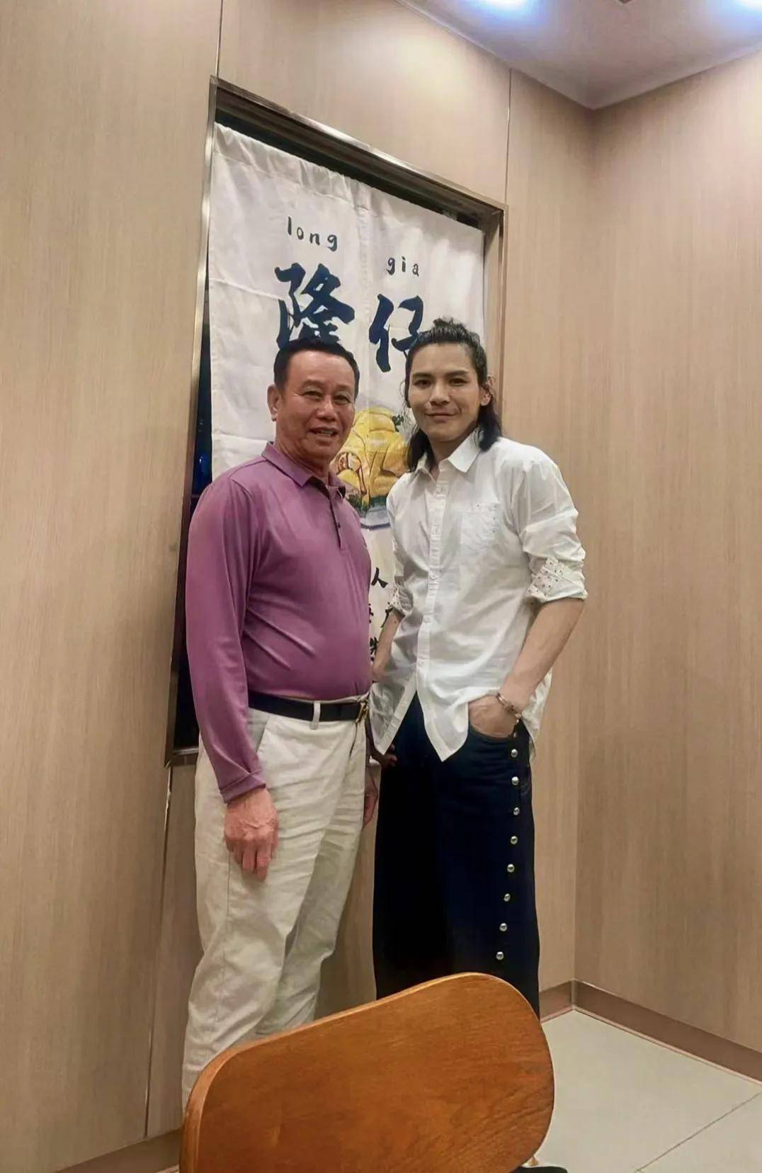 向佐四十岁啦，在海南度假浓妆吃鸡饭，老板主动求合影
