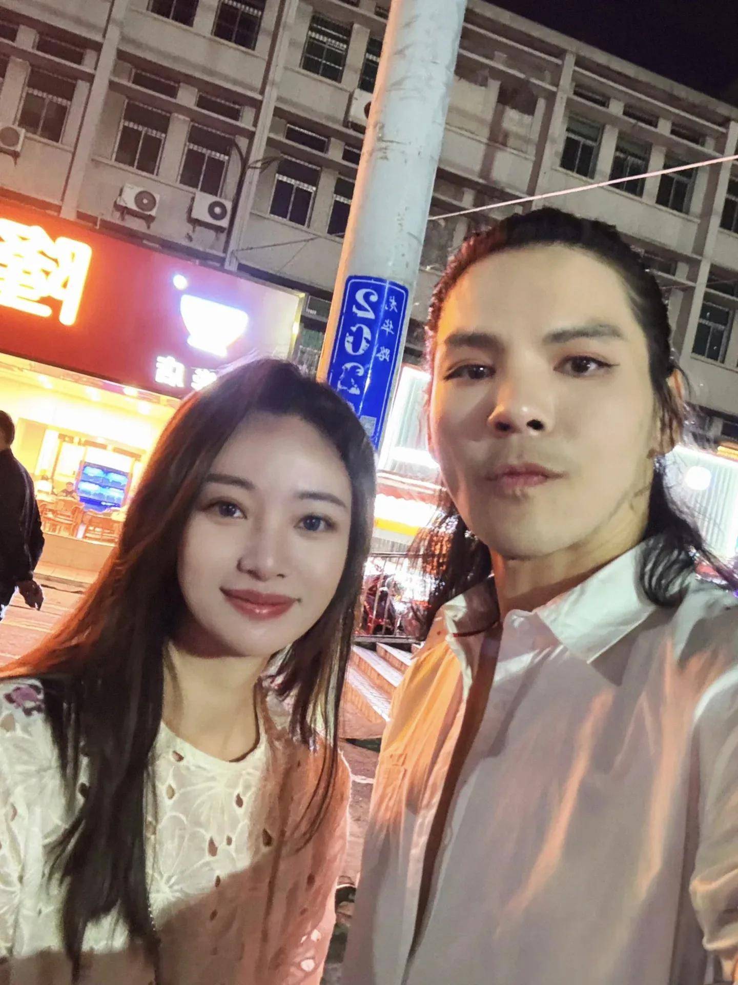 向佐四十岁啦，在海南度假浓妆吃鸡饭，老板主动求合影
