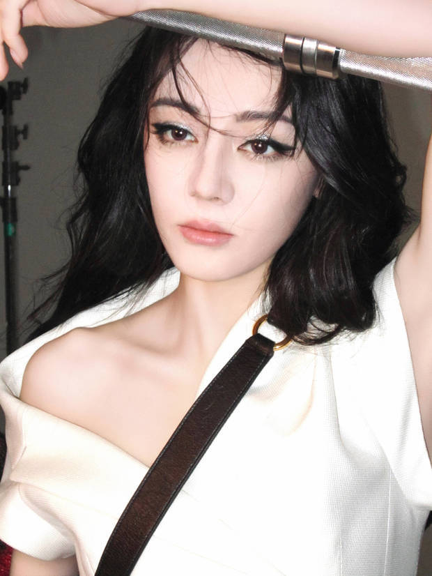 迪丽热巴怼脸照，五官超立体，蓝色眼影帅炸了