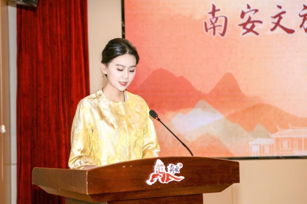 黄圣依变身福建南安，玩转旅游加影视跨界合作