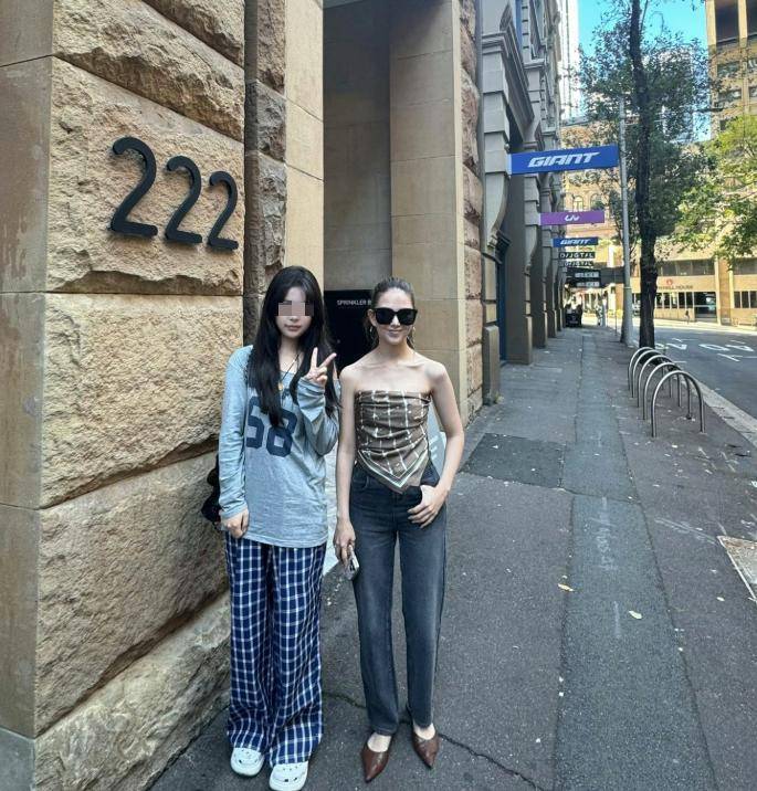 昆凌31岁了在澳洲街头这么穿也太敢了吧，一条丝巾就当上衣了，这也行？