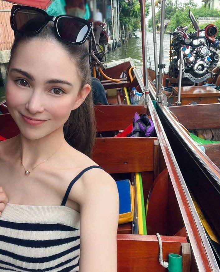 昆凌31岁了在澳洲街头这么穿也太敢了吧，一条丝巾就当上衣了，这也行？