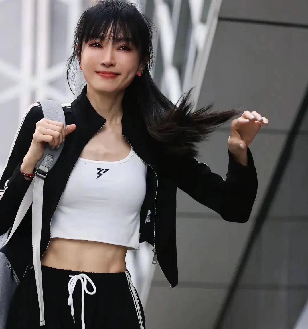51岁天后自曝单身带娃，网友惊呼：这身材说是儿子的女友我都信