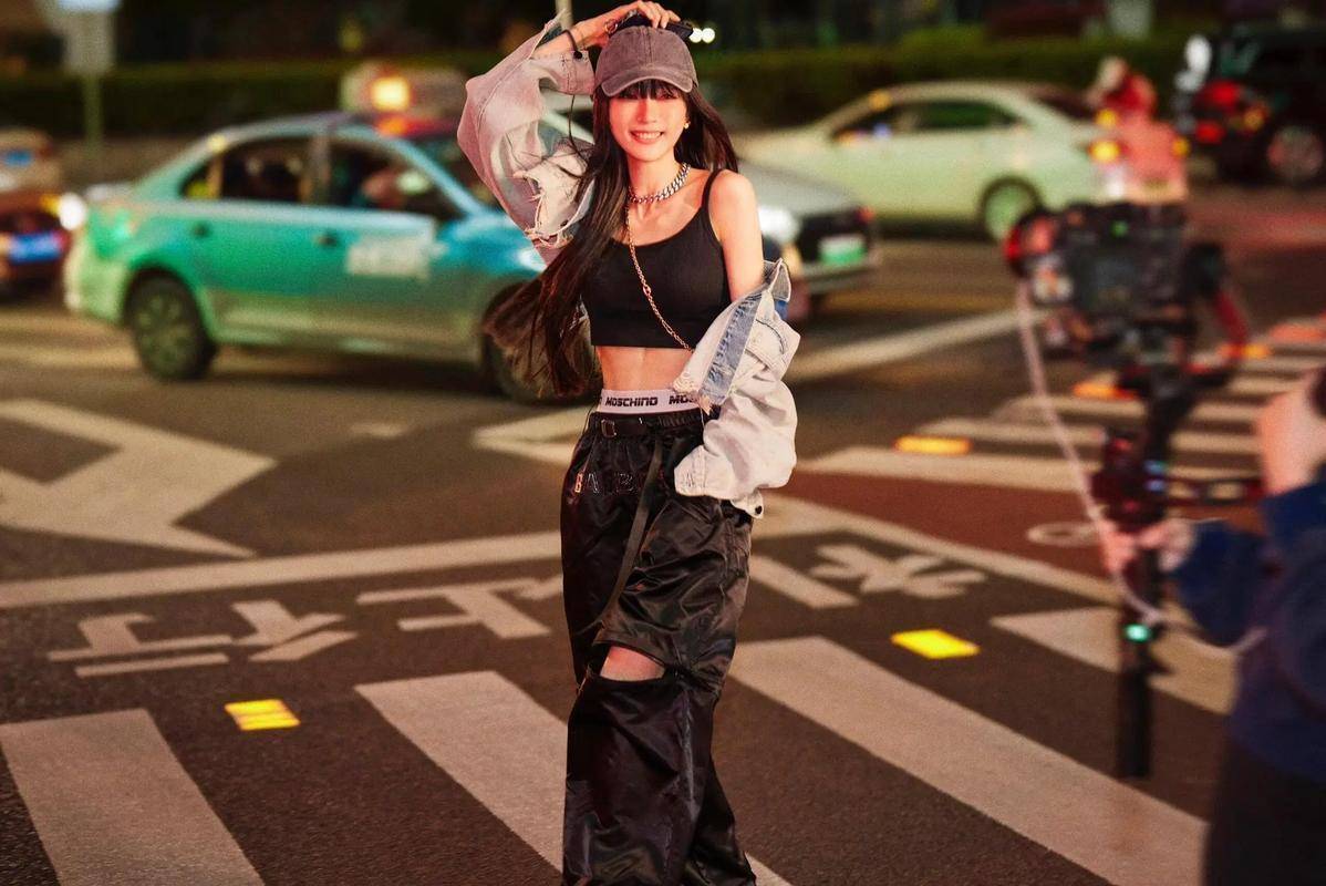51岁天后自曝单身带娃，网友惊呼：这身材说是儿子的女友我都信