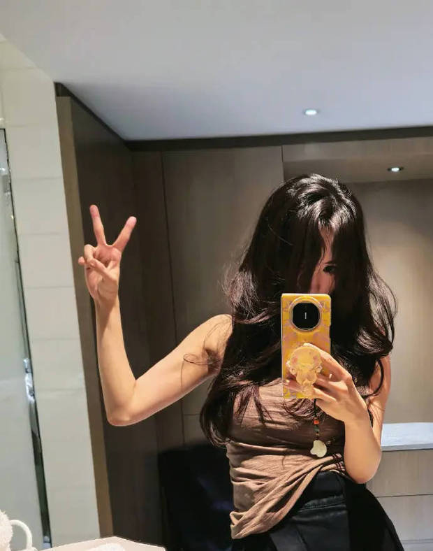 杨幂穿美式背心，小蛮腰太吸睛，微卷长发超慵懒