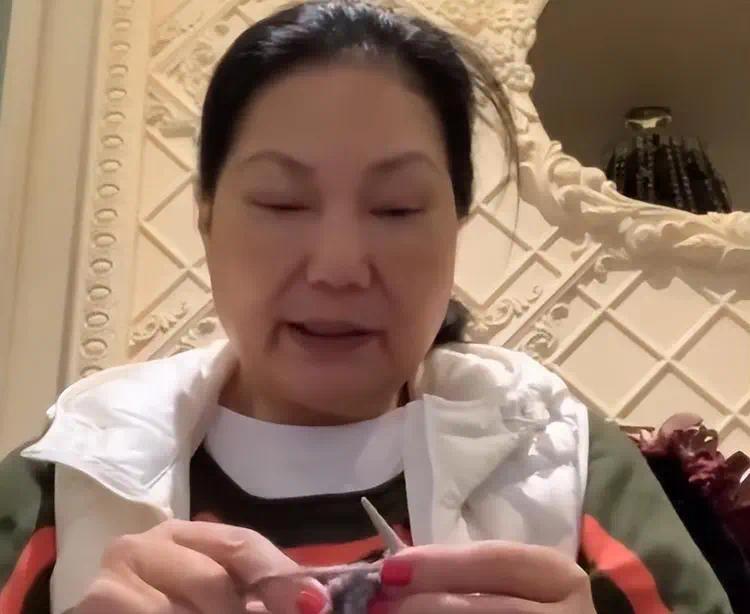 大S的老公具俊晔迟迟不办葬礼，S妈深夜失眠只能织毛衣打发时间