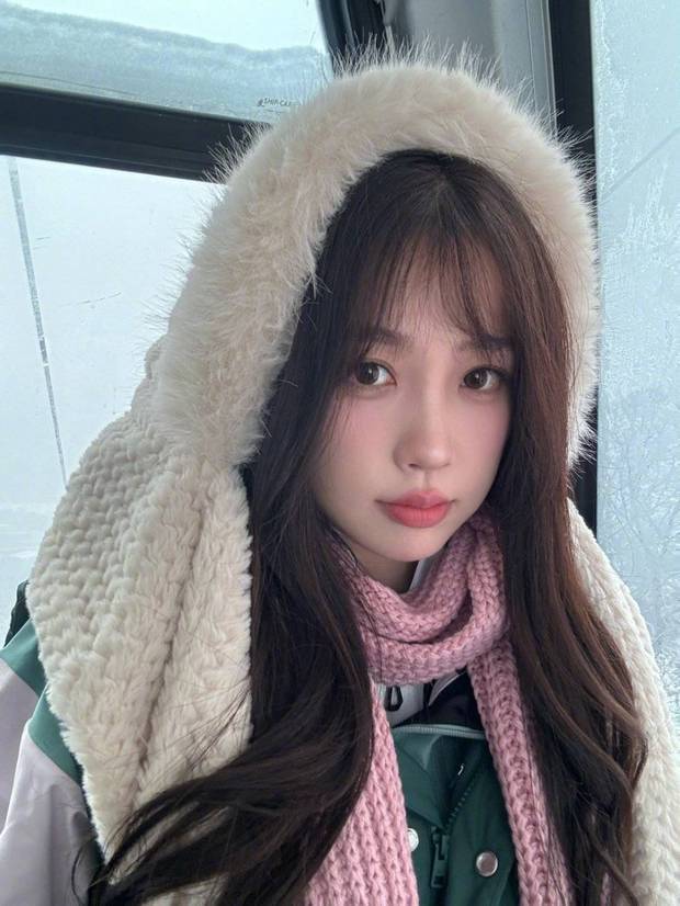 虞书欣微卷长发超温柔，粉色围巾少女感十足