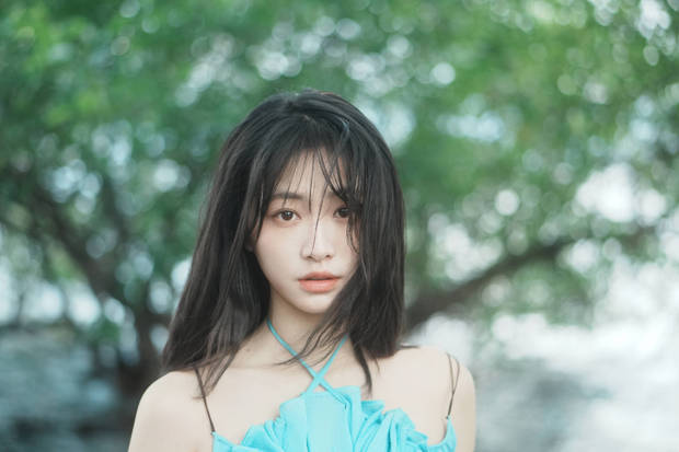 杨茜子穿吊带裙超甜，在洱海边悠闲散步