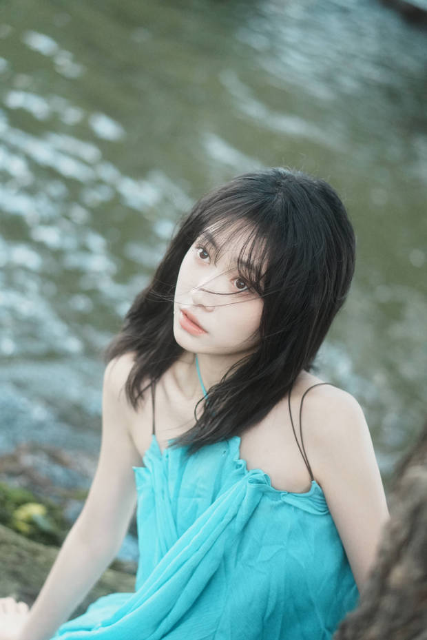 杨茜子穿吊带裙超甜，在洱海边悠闲散步