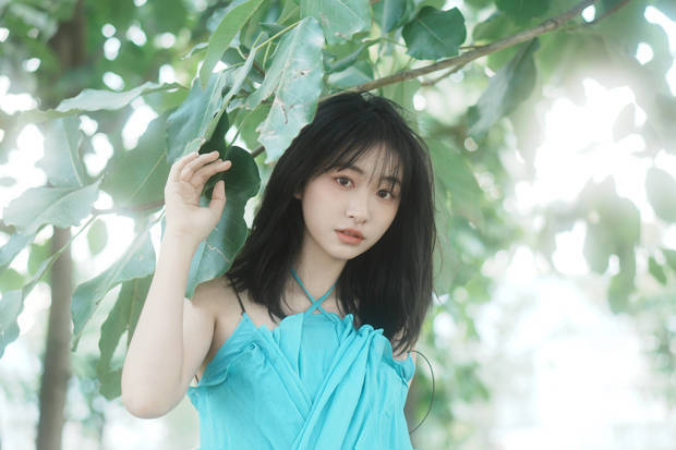 杨茜子穿吊带裙超甜，在洱海边悠闲散步
