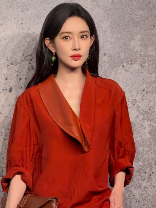 上海一夜，蒋欣变嫩了，孟子义更漂亮了，但杨洋的罕见亮相亮瞎眼
