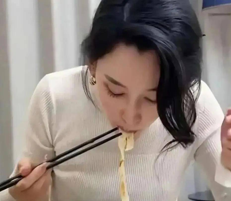 汪峰54岁还被宠成这样，小20岁的女友亲自下厨做面，头发盘起来超有气质