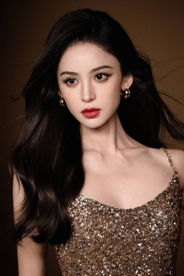 娜扎穿吊带裙，身材超棒露出美背，又性感又优雅