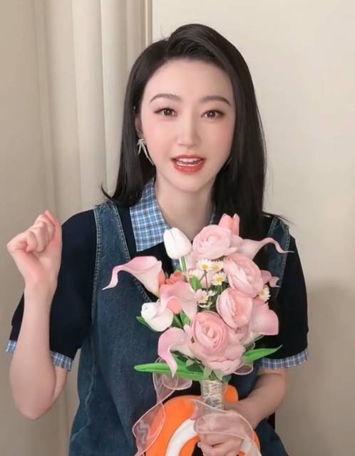 景甜腿伤手术后第一次现身直播间，来聊聊她的恢复咋样了