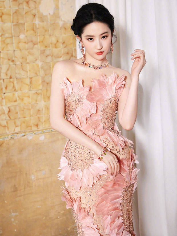 刘亦菲穿粉色花裙子，美到闪瞎眼气场爆棚