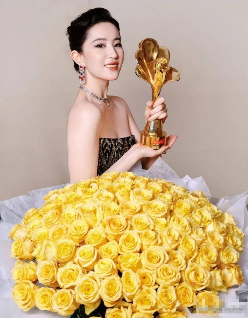 上海那晚，刘亦菲把人情世故、江湖地位玩得超溜