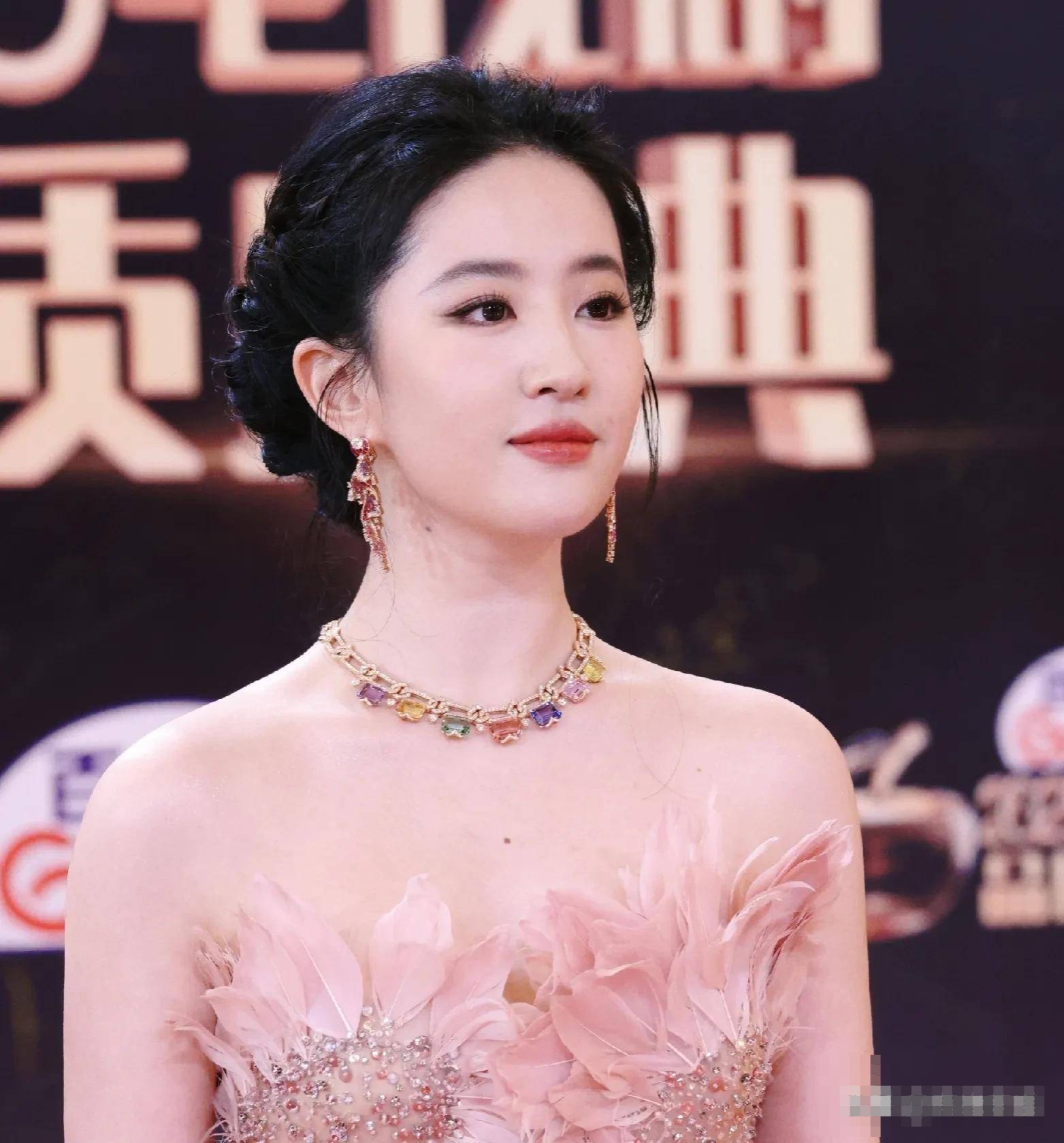 上海那晚，刘亦菲把人情世故、江湖地位玩得超溜