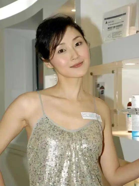 43岁的长腿女神万绮雯出现了，网友都说她现在比以前更美，过着像世外桃源一样的生活