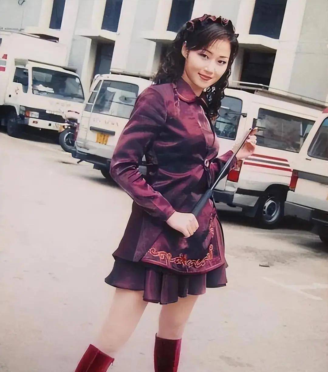 43岁的长腿女神万绮雯出现了，网友都说她现在比以前更美，过着像世外桃源一样的生活