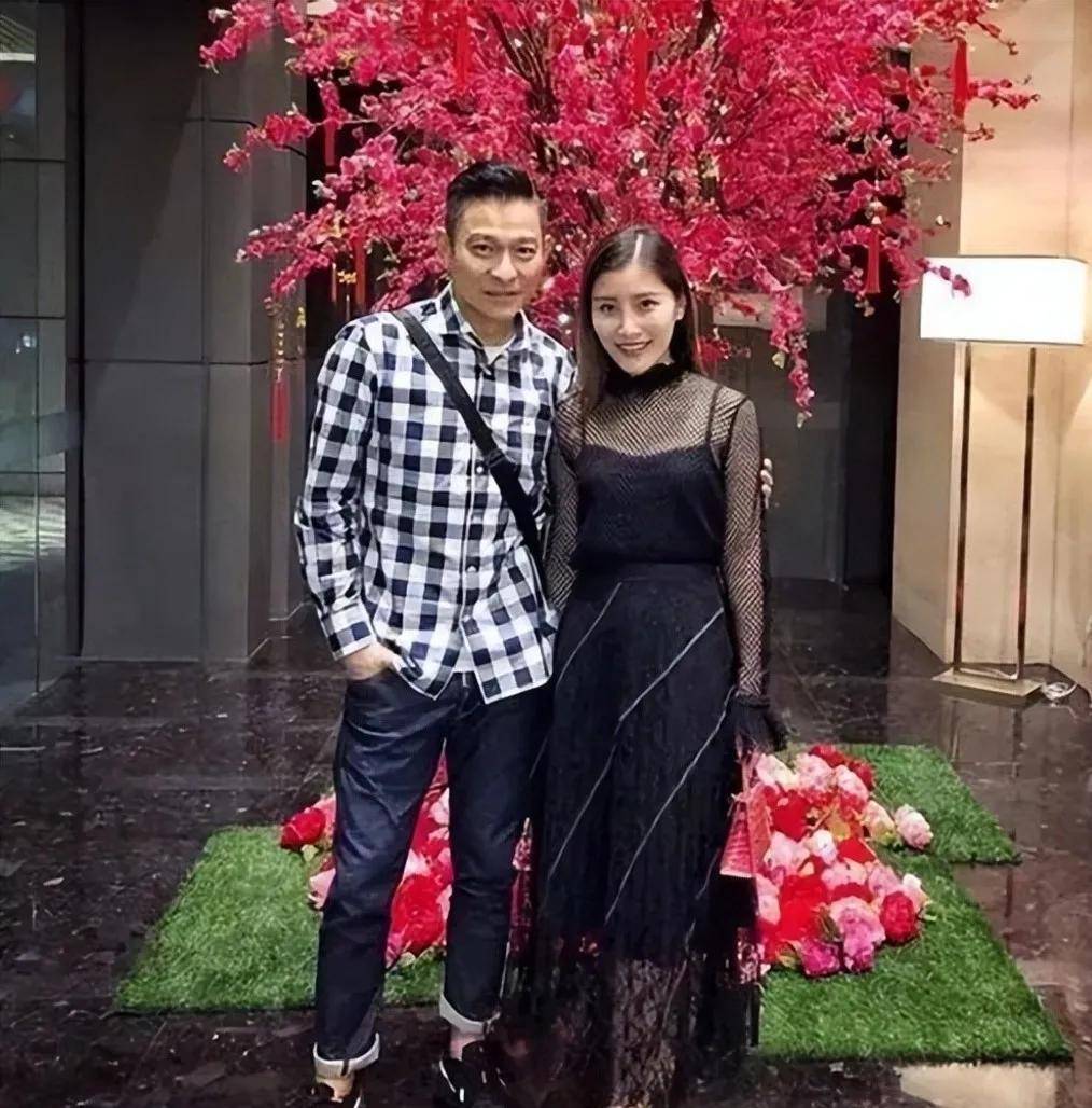 61岁刘德华罕见和小姨子同框，小姨子穿黑色透视装真迷人，34岁的她魅力四射