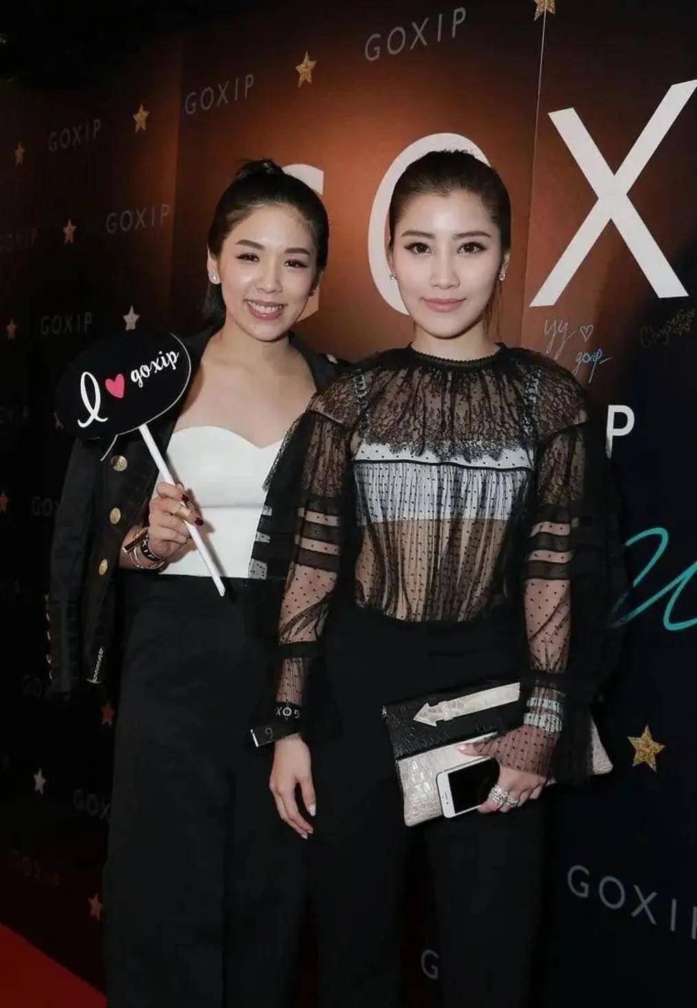 61岁刘德华罕见和小姨子同框，小姨子穿黑色透视装真迷人，34岁的她魅力四射