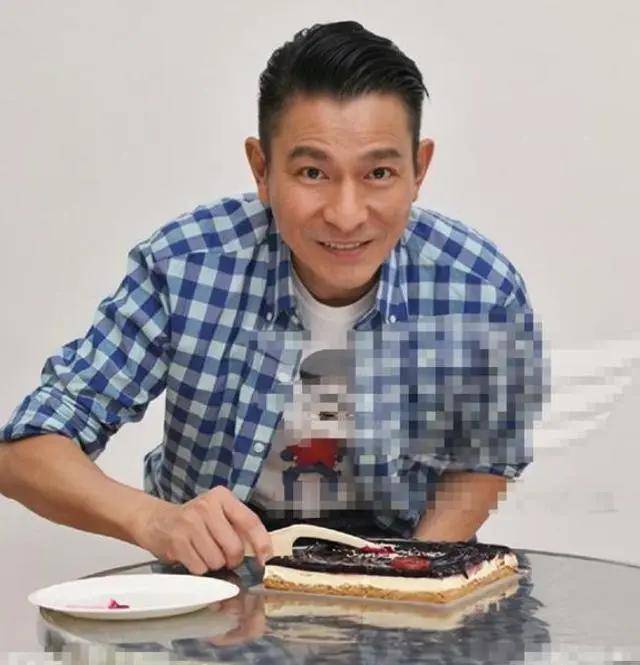 61岁刘德华罕见和小姨子同框，小姨子穿黑色透视装真迷人，34岁的她魅力四射