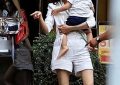 林志玲变黑泽志林！淡出圈子后很少露面，拎着4万的包陪老公见朋友像日本主妇一样缩略图