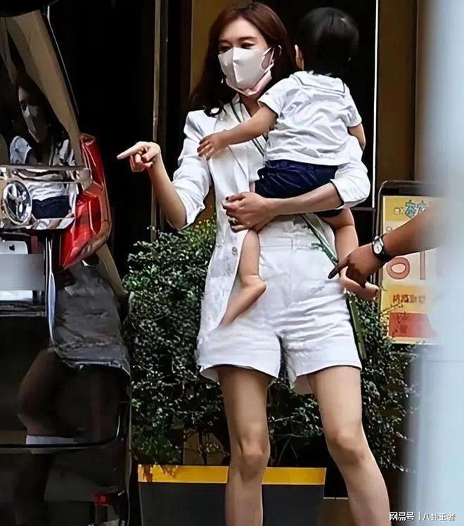 林志玲变黑泽志林！淡出圈子后很少露面，拎着4万的包陪老公见朋友像日本主妇一样