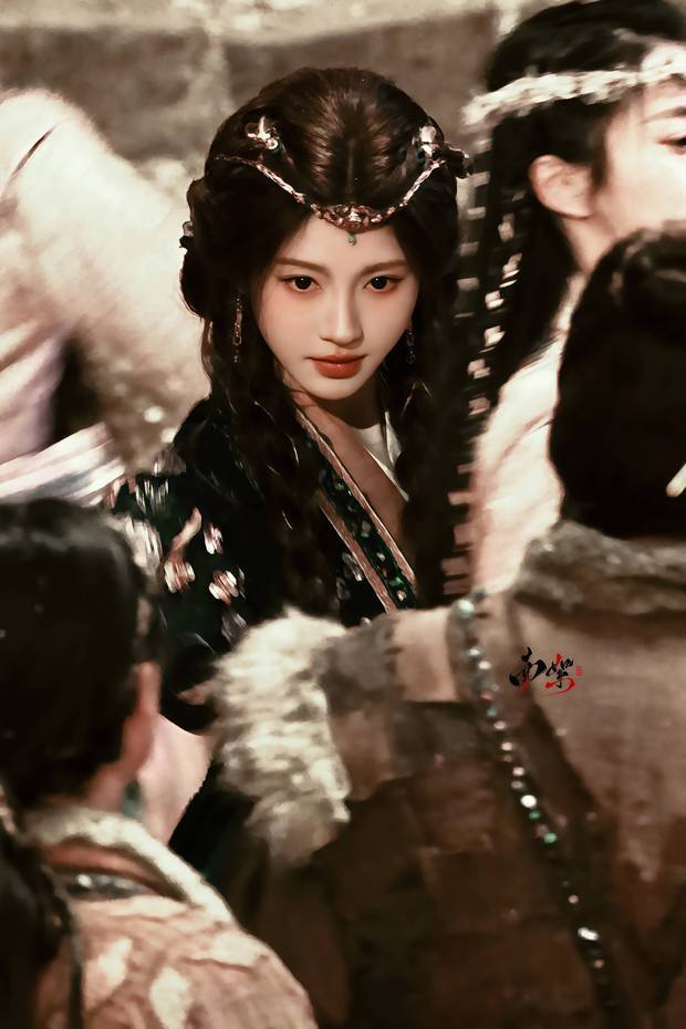 鞠婧祎穿民族服装在篝火边跳舞，美得像幅画