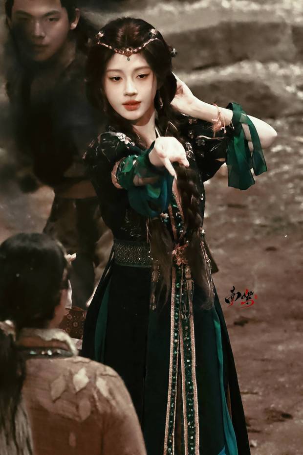 鞠婧祎穿民族服装在篝火边跳舞，美得像幅画