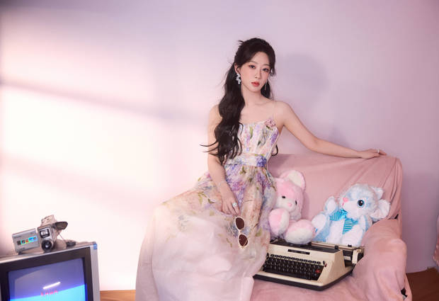 杨紫穿碎花吊带裙，清纯又亮眼，表情超灵动可爱