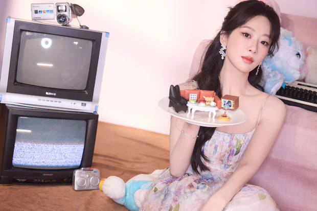 杨紫穿碎花吊带裙，清纯又亮眼，表情超灵动可爱
