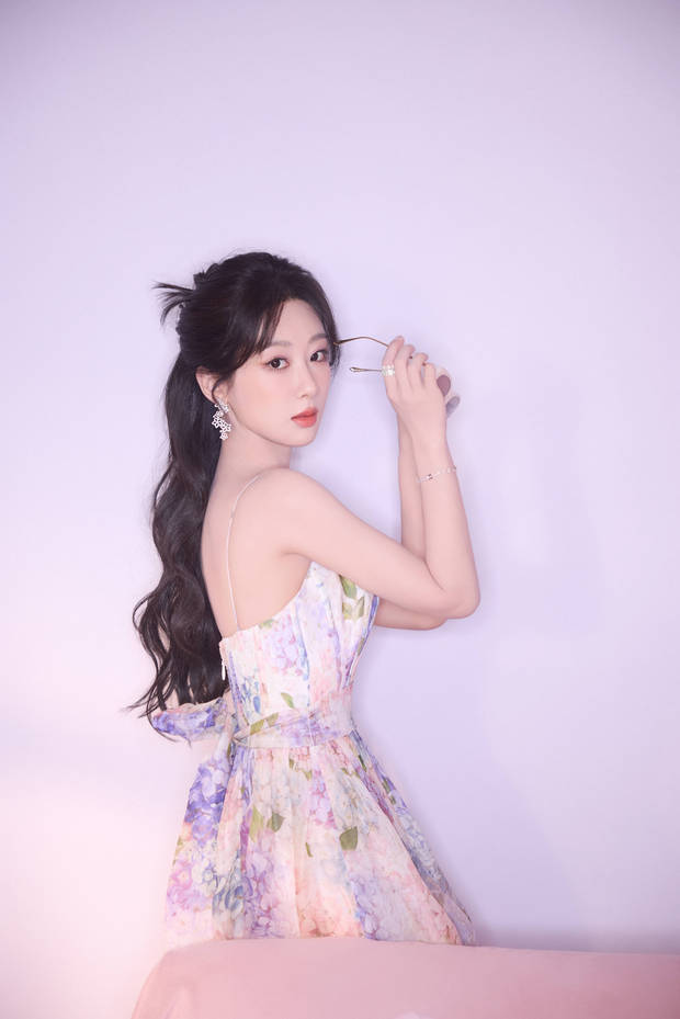 杨紫穿碎花吊带裙，清纯又亮眼，表情超灵动可爱