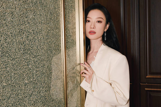 倪妮穿纯白衣服，清纯得比月光还干净，高雅气质满满展现