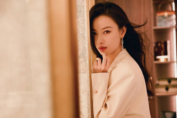 倪妮穿纯白衣服，清纯得比月光还干净，高雅气质满满展现