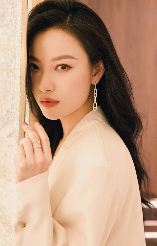 倪妮穿纯白衣服，清纯得比月光还干净，高雅气质满满展现