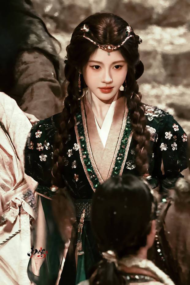 鞠婧祎穿民族服饰在篝火边跳舞，美得像幅画