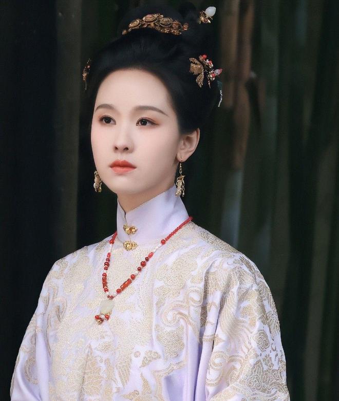 全程苦瓜脸，说话嘴都张不开，老戏骨温峥嵘也带不动这个拖油瓶！