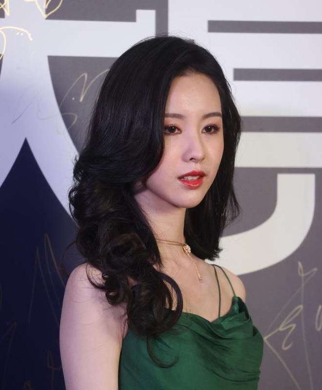 全程苦瓜脸，说话嘴都张不开，老戏骨温峥嵘也带不动这个拖油瓶！