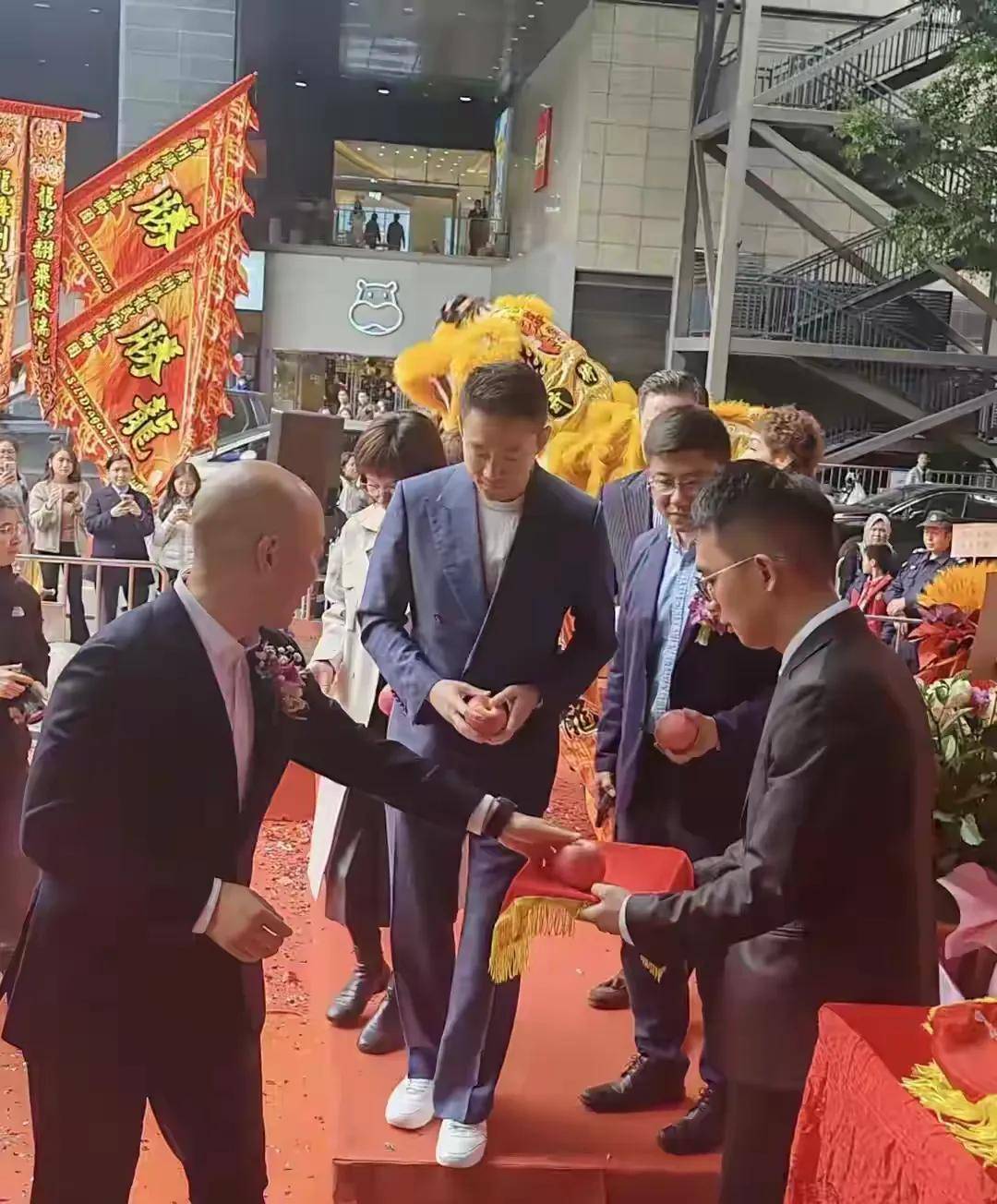 吴宗宪爆料具俊晔现在最烦心的事，顺道夸汪小菲变成熟了，晓得找律师解决麻烦了