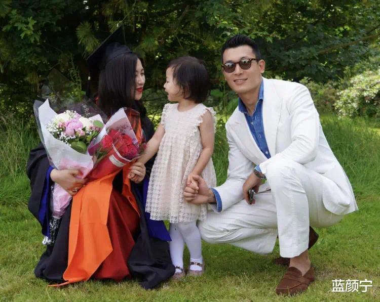 40岁朱珠晒丝婚美照，老公小3岁从后头甜蜜抱着，女儿简直像复制了妈妈