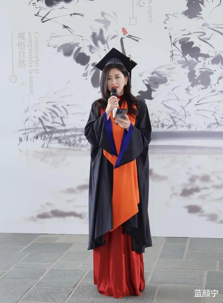 40岁朱珠晒丝婚美照，老公小3岁从后头甜蜜抱着，女儿简直像复制了妈妈
