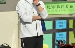黎明的媳妇头一次露面，带着7岁女儿去运动会，这打扮也太青春了吧缩略图