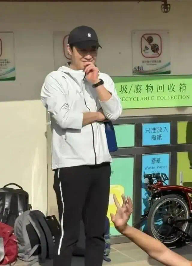 黎明的媳妇头一次露面，带着7岁女儿去运动会，这打扮也太青春了吧
