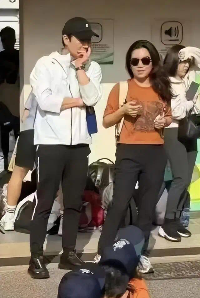 黎明的媳妇头一次露面，带着7岁女儿去运动会，这打扮也太青春了吧